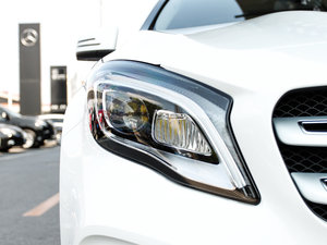 2017GLA 220 4MATIC r ^