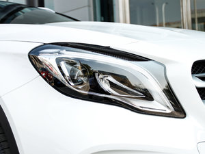 2017GLA 220 4MATIC r ^