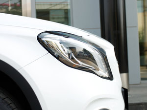 2017GLA 220 4MATIC r ^