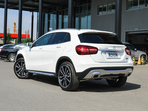 2017款GLA 220 4MATIC 豪华型 左后45度