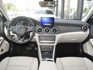 2017款GLA 220 4MATIC 豪华型 内饰全景