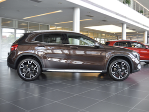 2017GLA 220 4MATIC r w^