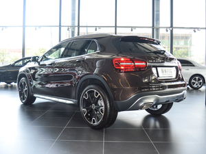 2017款GLA 220 4MATIC 时尚型 左后45度