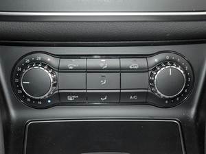 2017GLA 220 4MATIC r {{