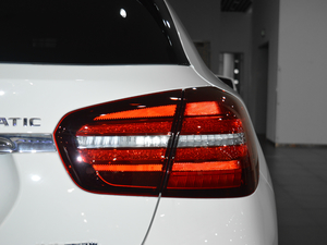2017款GLA 260 4MATIC 运动型 尾灯