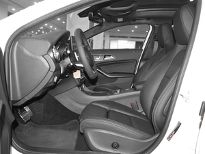 2017款GLA 260 4MATIC 运动型 前排空间