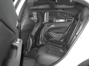 2017款GLA 260 4MATIC 运动型 后排空间