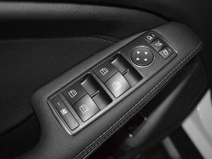2017款GLA 260 4MATIC 运动型 主驾车窗控制区	
