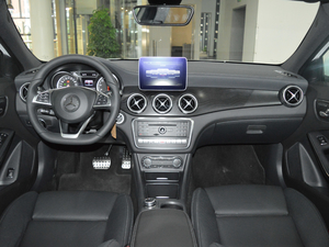 2017款GLA 260 4MATIC 运动型 内饰全景