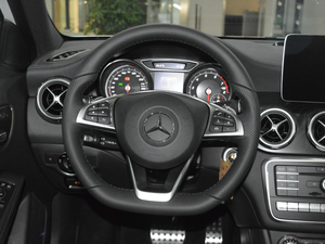 2017款GLA 260 4MATIC 运动型 方向盘