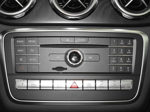 2017GLA 260 4MATIC \ {