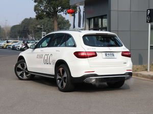 2018款GLC 300 4MATIC 动感型 左后45度