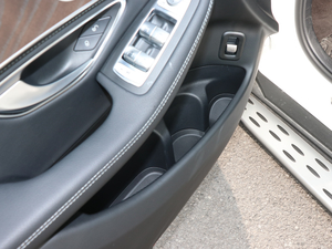 2018款GLC 300 4MATIC 动感型 前门储物空间