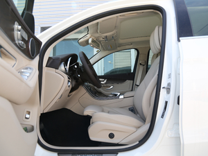 2018款改款 GLC 300 4MATIC 动感型 前排空间