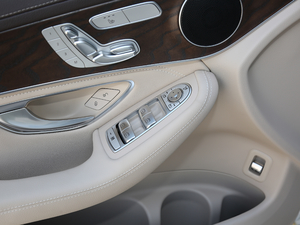 2018款改款 GLC 300 4MATIC 动感型 主驾车窗控制区	