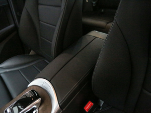2018款改款 GLC 300 4MATIC 豪华型 中央扶手箱