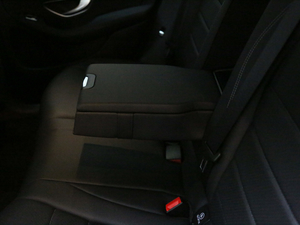 2018款改款 GLC 300 4MATIC 豪华型 后排中央扶手