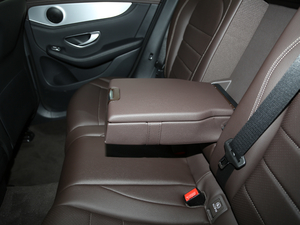 2018款改款 GLC 260 4MATIC 动感型 后排中央扶手