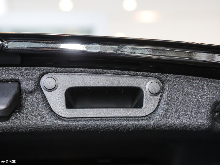 2018YC C 180 L r\Ӱ