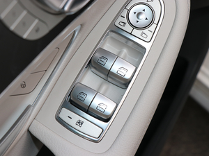 2018款C 200 L 主驾车窗控制区	