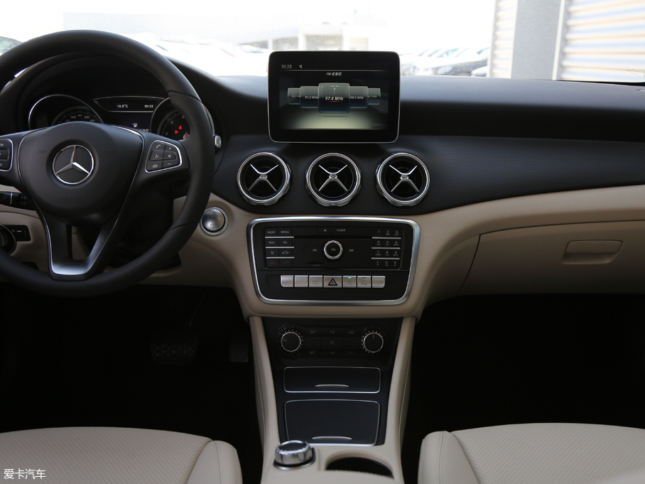 2018YGLA GLA 200 (dng)