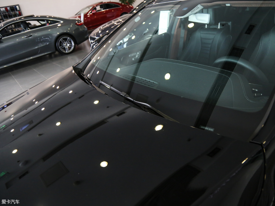 2018��YE�� E 300L �\�Ӻ��A��