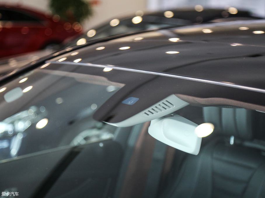 2018��YE�� E 300L �\�Ӻ��A��