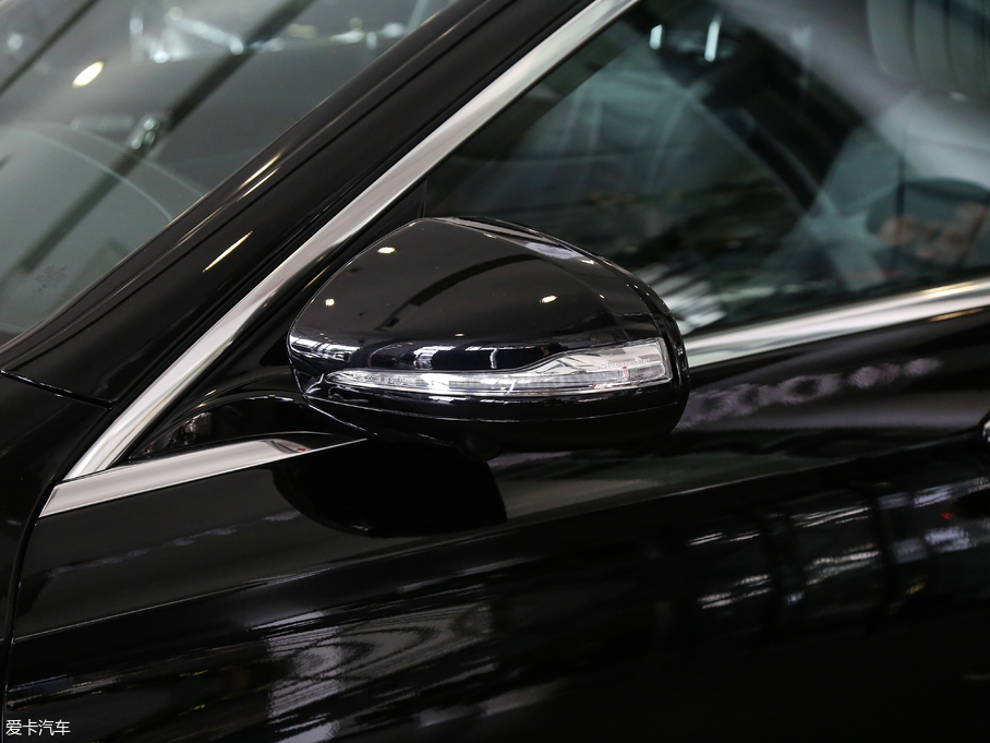 2018��YE�� E 300L �\�Ӻ��A��