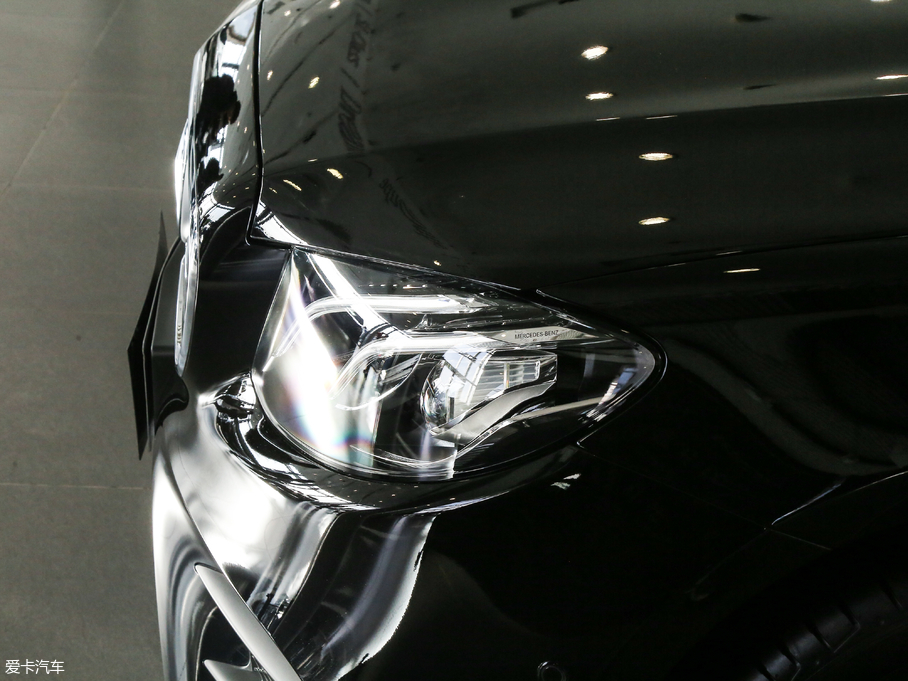 2018��YE�� E 300L �\�Ӻ��A��