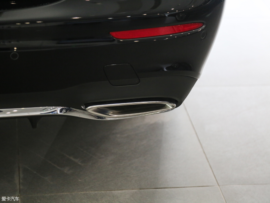 2018��YE�� E 300L �\�Ӻ��A��