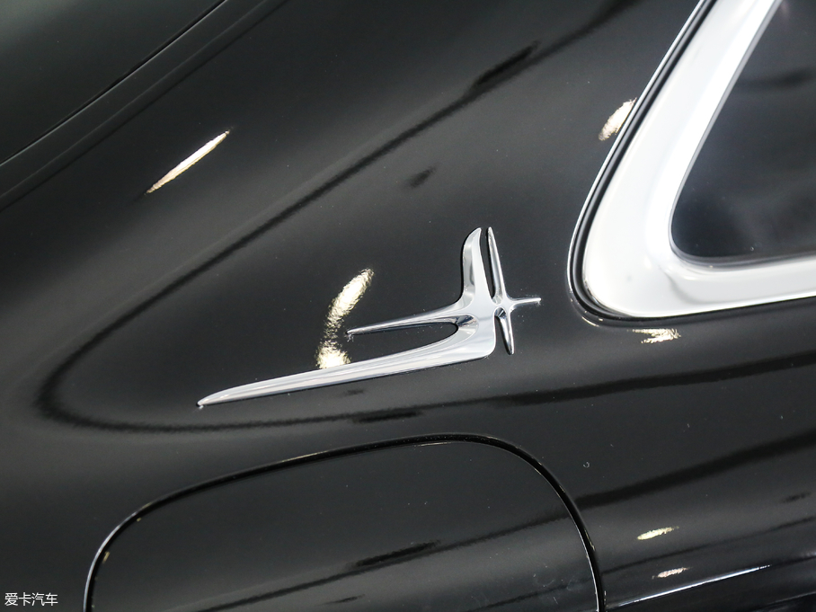 2018��YE�� E 300L �\�Ӻ��A��