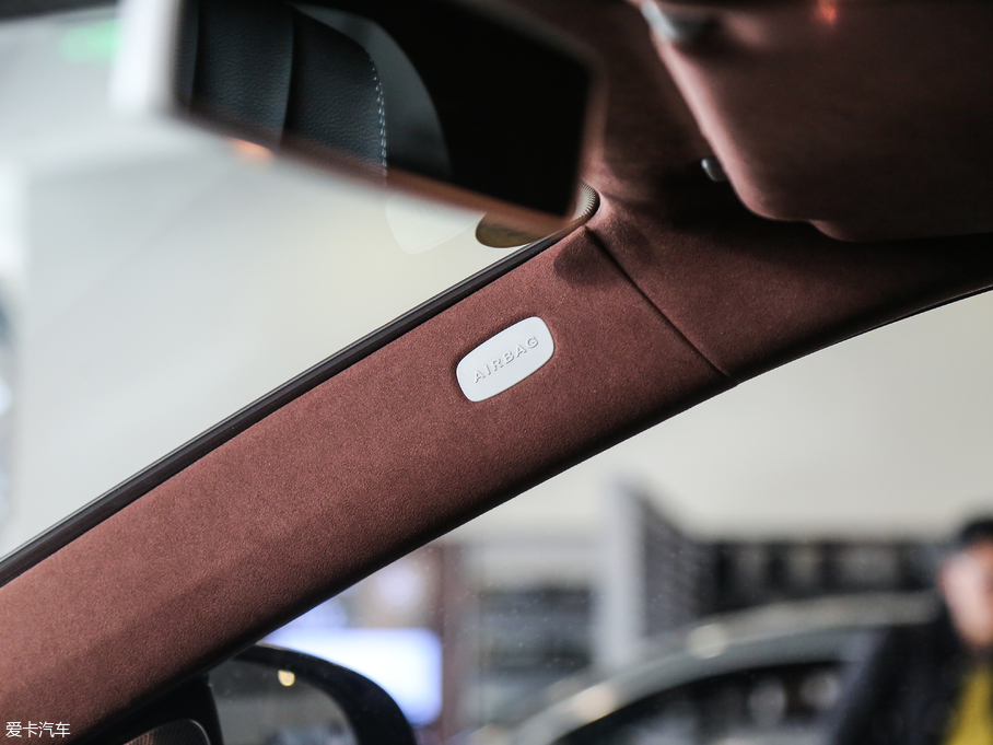 2018��YE�� E 300L �\�Ӻ��A��