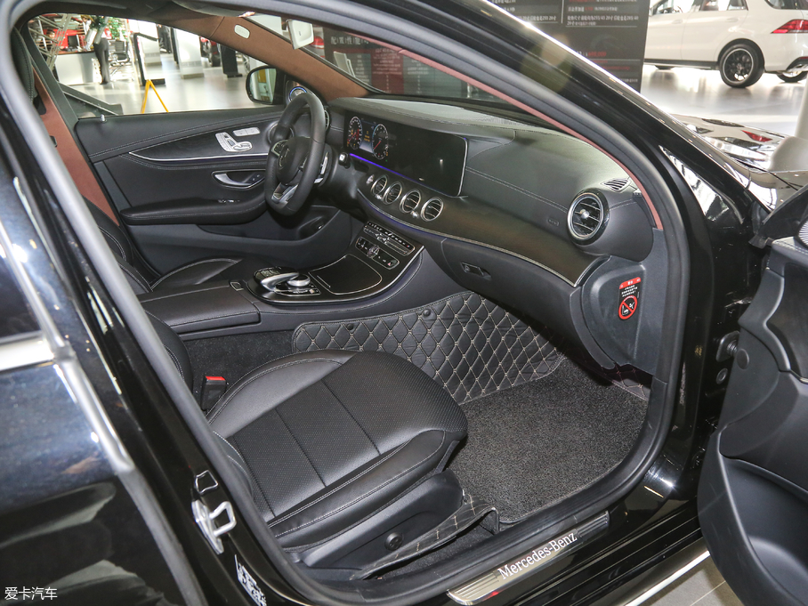 2018��YE�� E 300L �\�Ӻ��A��