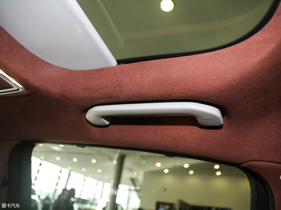 2018��YE�� E 300L �\�Ӻ��A��