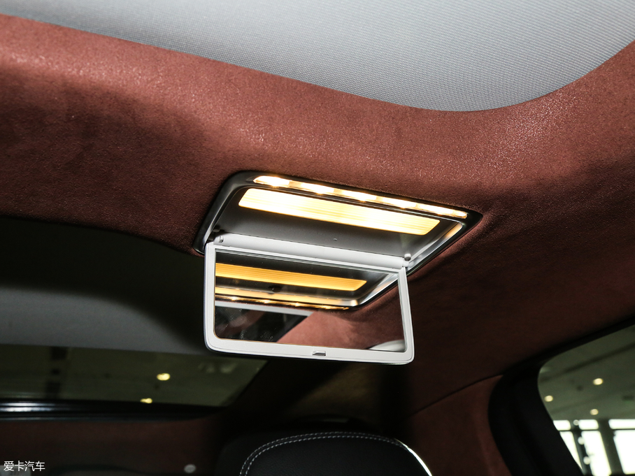 2018��YE�� E 300L �\�Ӻ��A��