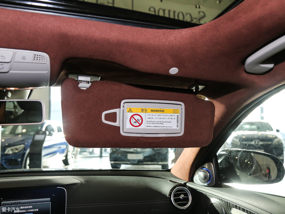 2018��YE�� E 300L �\�Ӻ��A��