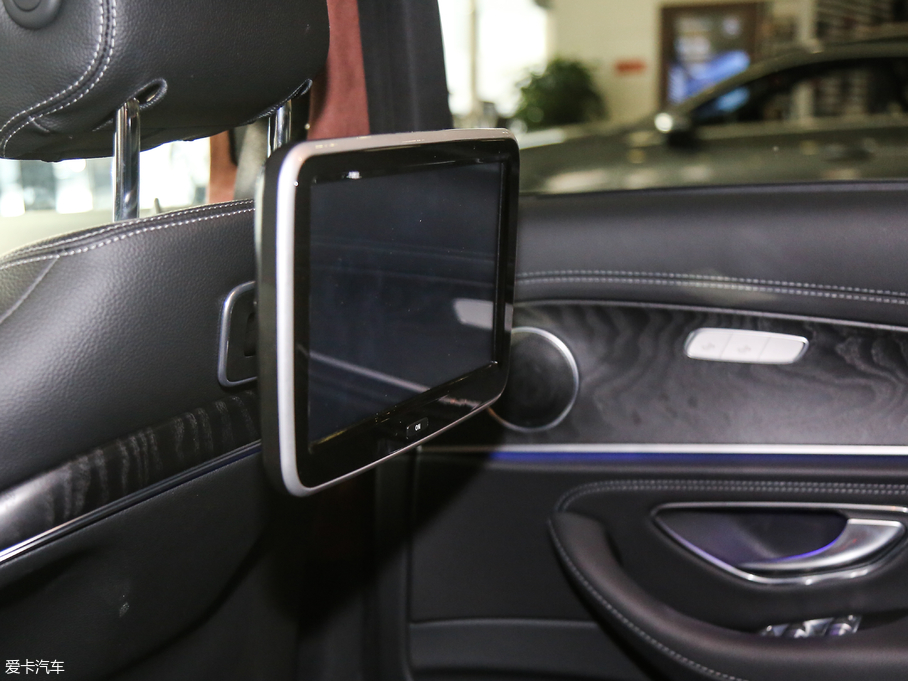 2018��YE�� E 300L �\�Ӻ��A��