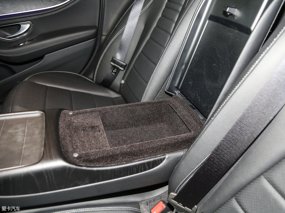 2018��YE�� E 300L �\�Ӻ��A��