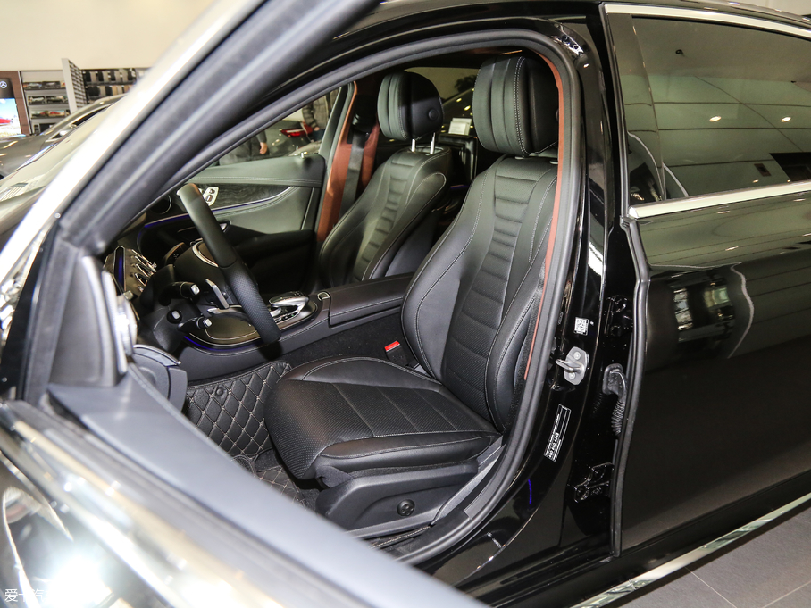 2018��YE�� E 300L �\�Ӻ��A��