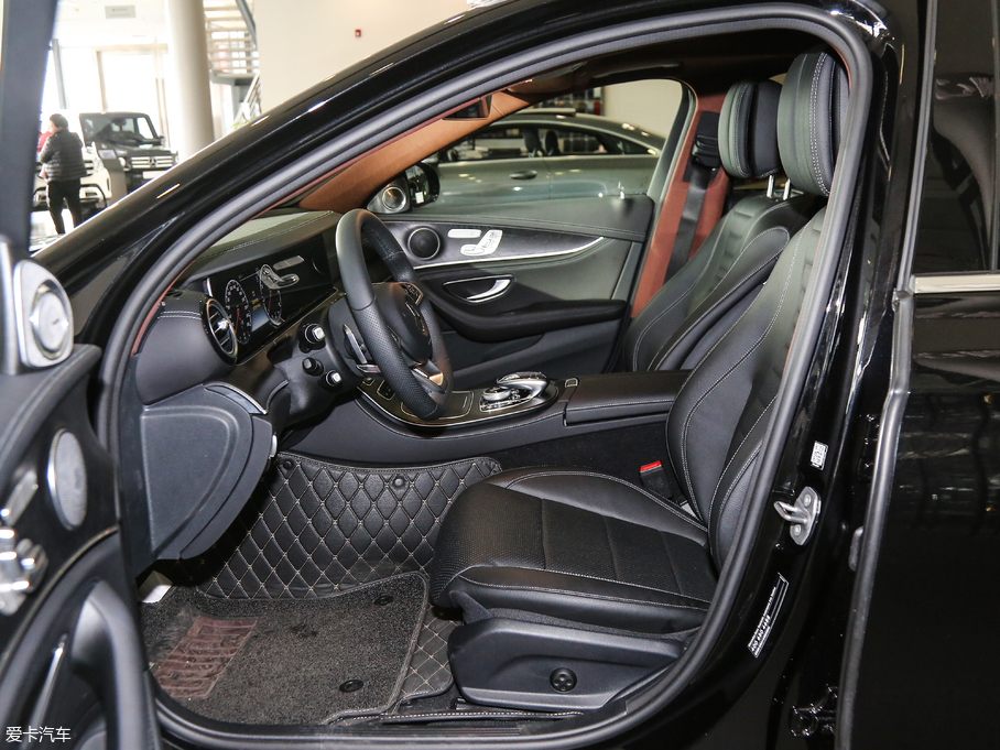 2018��YE�� E 300L �\�Ӻ��A��