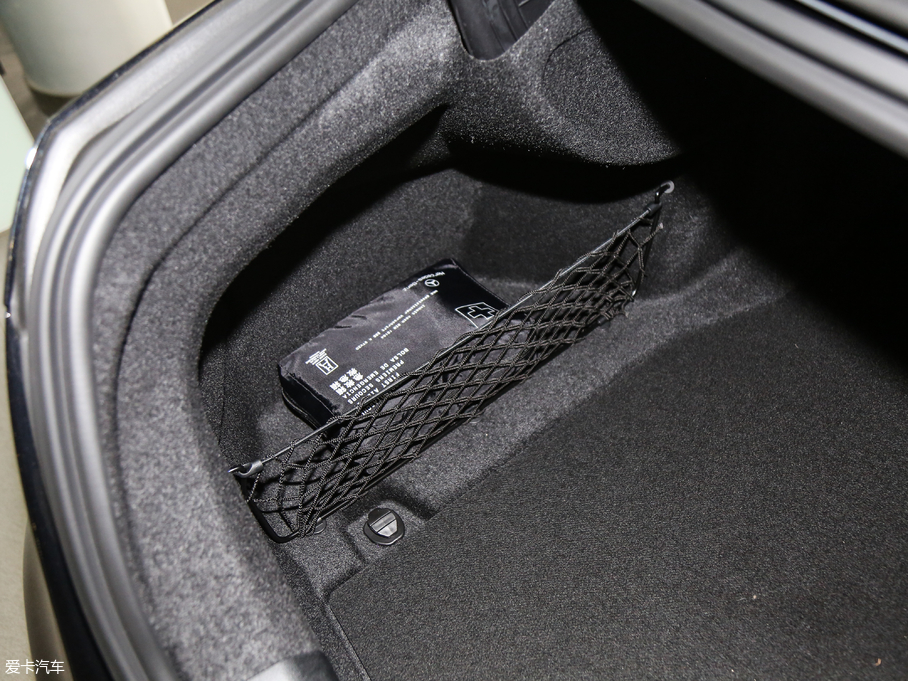 2018��YE�� E 300L �\�Ӻ��A��