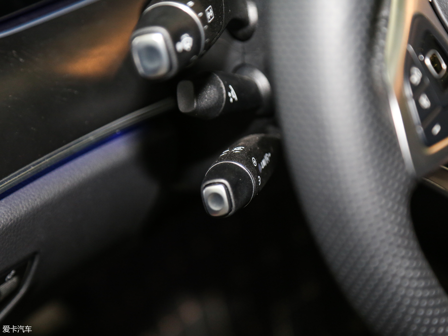 2018��YE�� E 300L �\�Ӻ��A��