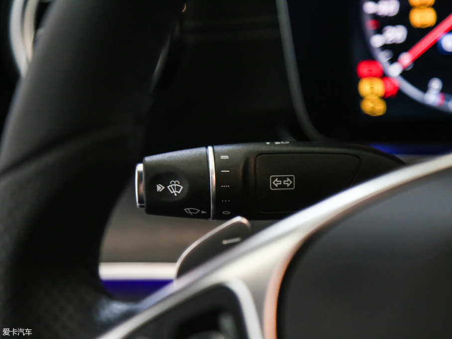 2018��YE�� E 300L �\�Ӻ��A��