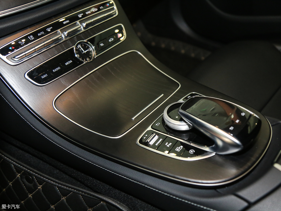 2018��YE�� E 300L �\�Ӻ��A��