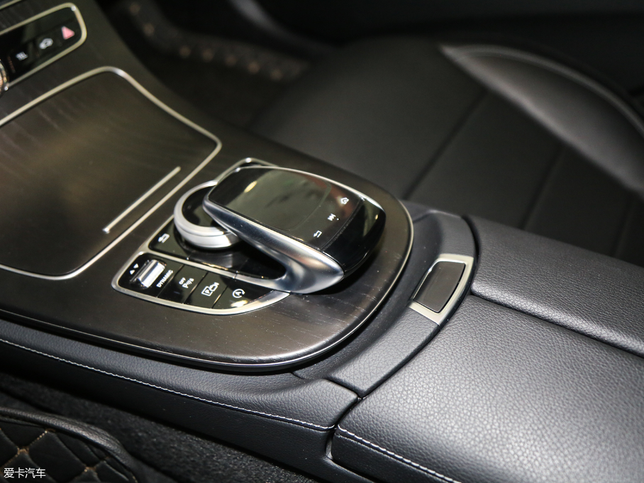 2018��YE�� E 300L �\�Ӻ��A��