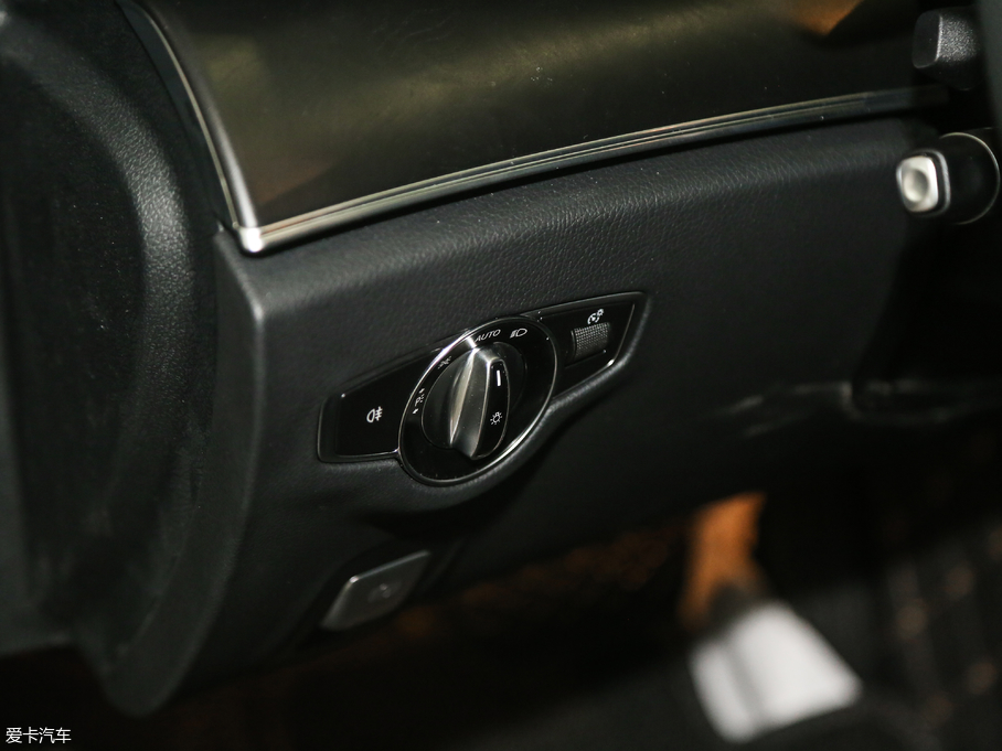 2018��YE�� E 300L �\�Ӻ��A��