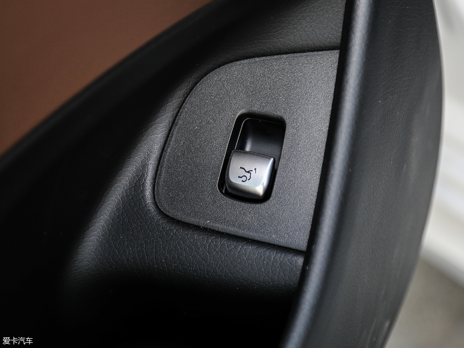 2018��YE�� E 200L 4MATIC �\(y��n)����