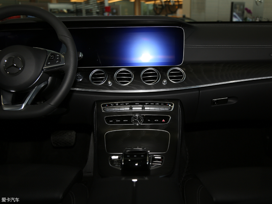 2018��YE�� E 200L �\����