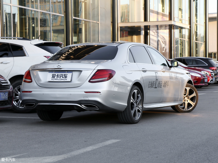 2018��YE�� E 300L �\�Ӻ��A��