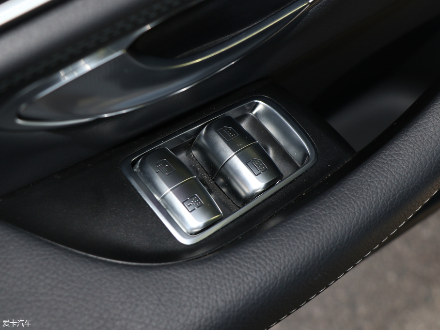 2018��YE�� E 300L �\�Ӻ��A��